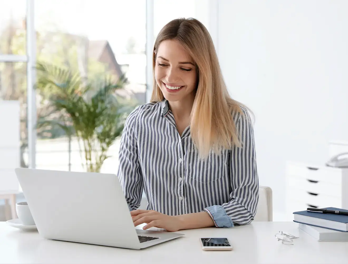 A customer paying her bill on a laptop